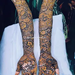 A complete view of the intricate bridal mehndi for Raazia. The design is packed with details, including floral patterns, geometric checks, and the bride's name beautifully written on the palm.