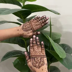 This semi-bridal design features detailed patterns covering the fingers and a large, ornate motif on the back of the hand.