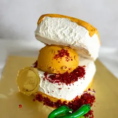 Yes, that's a Vada Pav cake! I love a creative challenge, and this butterscotch praline cake was designed for a true Mumbai street food lover. This cake travelled safely for five hours from Mumbai to Pune for the celebration.