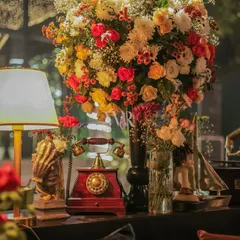 A corner that speaks of vintage romance. I curated this vignette with an antique gramophone, a classic rotary phone, and a lush, overflowing floral arrangement to create a nostalgic and beautiful moment.