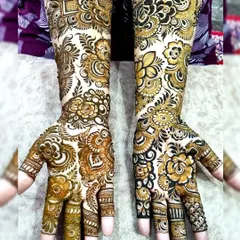 This is a perfect example of an Indo-Arabic floral design. It combines the bold, shaded flowers of Arabic style with the intricate, fine-line fillers of traditional Indian mehndi.