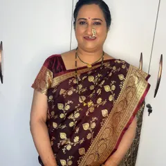 A close-up of Kasturi's final look. I focused on a flawless base that still looks like her skin, with soft shimmer on the eyes and a traditional bindi to complete the Marathi look.