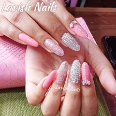 For the bride who loves glamour, this set features long almond-shaped nails with a mix of soft pink, full-coverage glitter, and nails completely encrusted with brilliant crystals, finished with a delicate 3D bow.