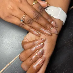 This is how we do subtle elegance. These gel nail extensions feature a clean, neutral base with a delicate gold chrome outline, perfect for a sophisticated, everyday look.