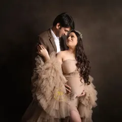 A tender pose from the same maternity session, showcasing the couple's connection. I guide clients to interact naturally, resulting in authentic and emotional photographs.