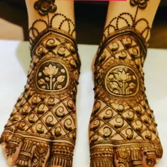 A delicate and intricate design for the feet. The central lotus motif is surrounded by a beautiful jaal pattern, perfect for a bride who loves detailed work.