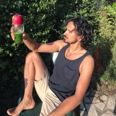 This is me after completing a 10 day special cleanse, a journey that requires discipline but offers incredible rewards in energy and mental clarity. My programs focus on eliminating inflammatory foods and embracing healing juices and fruits, like the celery and apple juice shown here. It is a practical demonstration that controlling our diet is key to controlling our health.