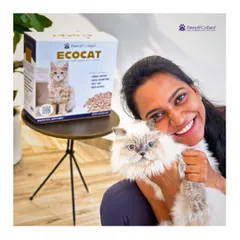 For our feline families, we offer solutions that are both effective and eco-conscious. Here, a happy cat parent showcases our EcoCat Natural Wood Pellet Litter, a 100% natural, dust-free, and odor-controlling choice for a cleaner home.