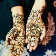 A beautiful example of a bold Indo-Arabic design. I use strong, confident lines to create the main motifs like peacocks and flowers, then fill them with delicate details, leaving some skin showing for a stunning contrast.