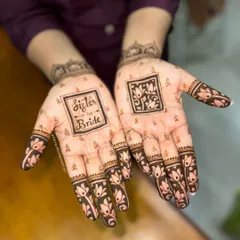 A trendy and minimalist design for the 'Sister of the Bride'. This chic look combines modern typography with traditional lotus motifs on the fingers.