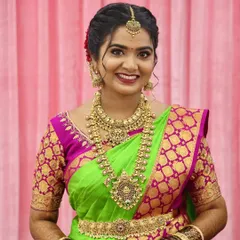 I love how this bride glows in our antique bridal set. The combination of the choker, long haaram, and matching waist belt creates a complete and regal muhurtham look, perfect for a traditional South Indian ceremony.