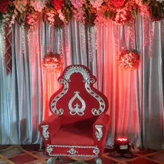 A single, throne-style red velvet chair. This is perfect for a birthday boy or girl, or for a 'dohale jevan' (baby shower) ceremony.