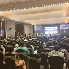 A view from the audience during a live conference session, showing the clear sightlines and professional atmosphere I create. The use of image magnification (IMAG) on screens ensures every attendee feels connected to the speaker on stage.