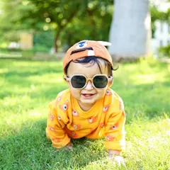 Capturing the pure joy of childhood during an outdoor baby photoshoot. I use natural sunlight to create these warm, happy portraits, letting the little one's personality shine through in a fun and relaxed setting.