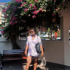 A comfortable co-ord set for a day of exploring. When traveling, I opt for breathable fabrics and easy-to-wear silhouettes that still look put-together.