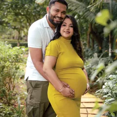 A beautiful couple portrait surrounded by the lush greenery of a Mumbai park. This setting provides a vibrant and natural backdrop for a relaxed and intimate maternity shoot.