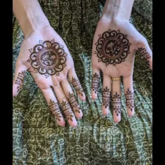 A closer look at the matching mandala designs for the bride's sister. The central lotus is surrounded by a simple, clean border.