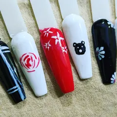 Some examples of my hand-painted designs on sample tips. I can create cute characters like teddy bears, elegant roses, simple hearts, or abstract patterns.