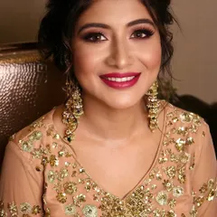 A stunning party look that’s all about radiance. Here you can see the beautifully blended eyeshadow, sharp liner, and a bold magenta lip that brings the whole look together.