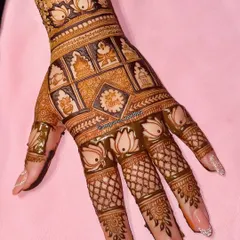 A trendy and intricate bridal backhand design. This pattern features a grid of auspicious symbols, surrounded by delicate lotus flowers on the fingers.