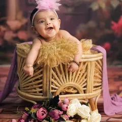 Capturing the pure, unfiltered joy of a baby is my specialty. This little one's bright, happy expression, framed by soft florals and rustic props, shows how I create a comfortable and fun atmosphere for sitter sessions.