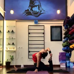 Hello Sunday. A beautiful moment in Eka Pada Rajakapotasana (one-legged king pigeon pose) in the studio. This is a wonderful heart and hip opener.