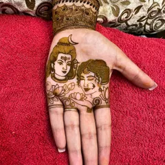 This design features a portrait of Lord Shiva and Goddess Parvati, perfect for clients who want a spiritual or devotional theme for their mehndi.