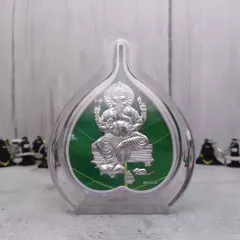 This 999 pure silver Ganesha on a leaf, set in a modern frame, is an elegant gift. It is perfect for housewarmings, weddings, or as a corporate gift.