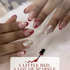 A little red, a lot of sparkle. This design combines a classic red French tip with delicate floral art and full-coverage silver glitter accent nails. It's a festive and glamorous look that deserves the spotlight.