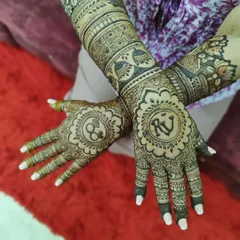An elegant engagement mehendi featuring the couple's initials, 'R' and 'V', inside beautiful circular frames.
