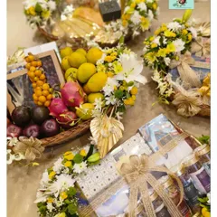 For a Roka ceremony, I designed this vibrant hamper bursting with fresh tropical flowers in yellow and white. It combines exotic fruits and other thoughtful gifts, creating a beautiful and auspicious start to the wedding festivities.