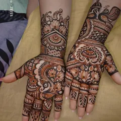 This design showcases a mix of bold and fine lines. It features prominent lotus and peacock motifs, which are symbols of beauty and grace, combined with delicate jaali (net) patterns for a balanced composition.