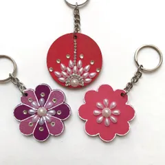 Here are the fronts of some of my floral keychains. I use a combination of paint, pearls, and rhinestones to create different decorative patterns, making each one a unique piece of art.