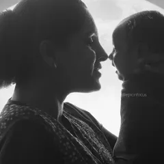 This black and white silhouette captures the timeless, tender connection between a mother and her baby. These artistic portraits focus on emotion and the powerful bond you share, creating a truly classic keepsake.