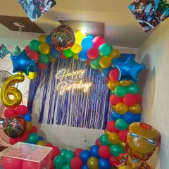 Avengers theme ladkon mein bahut popular hai. Yeh 6th birthday ki decoration hai jismein humne Avengers ke color ke balloons, Iron Man aur Hulk ke foil balloons, aur ek blue foil curtain backdrop ka istemal kiya hai.