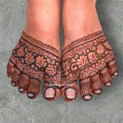 For those who prefer a minimal look, this design covers just the toes with a dense, traditional pattern. It's a simple way to adorn your feet for any occasion.
