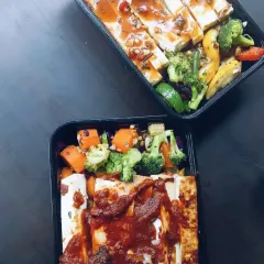 Here you can see two different preparations of my tofu meals, ready for delivery. I use different sauces and vegetable combinations to keep your diet interesting and delicious.
