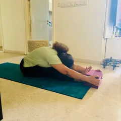 In this at-home session, a student uses yoga blocks to get deeper into Paschimottanasana (Seated Forward Bend). Using props is a key part of my teaching, as it helps achieve correct alignment and makes poses accessible for all flexibility levels.