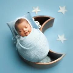 I love creating dreamy, imaginative setups for your little ones. This 'love you to the moon and back' theme is one of my favorites, using a custom wooden moon prop and soft wraps to create a magical, starry night scene.