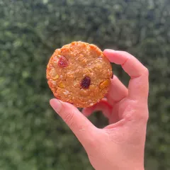 This hearty ANZAC cookie is made with honey, oats, sesame, and raisins. It's a perfect everyday treat, enriched with the goodness of oats to keep you feeling full longer.