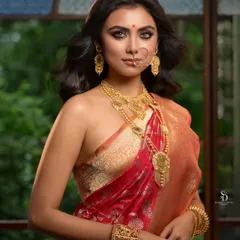 A classic bridal portrait that balances regal elegance with a soft, approachable feel. We worked carefully to style the rich red banarasi saree and traditional gold jewellery to create an image that feels both grand and personal.
