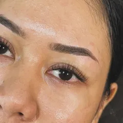 A clean and elegant Classic lash set. This style is perfect for adding length and a gentle curl, making your morning routine so much easier. No mascara needed.