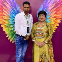 With the legendary mehandi artist Veena Nagda. Meeting and learning from the masters of our craft is always an inspiration.
