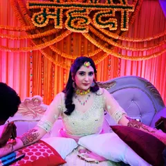 A behind-the-scenes look at a mehndi ceremony. I always ensure my brides are comfortable, using pillows for support during the long hours of application.