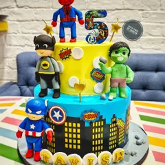 For this 5th birthday, I assembled a team of adorable, handcrafted superheroes. Each figurine, from Spider-Man to the Hulk, is sculpted by hand to bring a playful and heroic touch to this two-tier Avengers-themed cake, making the birthday boy's dream come true.