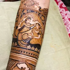 Capturing a tender moment. This design shows the groom applying sindoor, a beautiful and significant ritual in Hindu weddings, drawn with care on the bride's forearm.