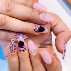 A cute and playful Minnie Mouse themed set. This design combines a soft pink glitter base with leopard print and a Minnie silhouette with a 3D bow.