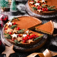Our festive Pumpkin Spice Tart, decorated with gingerbread star cookies and fresh redcurrants. The dusting of powdered sugar looks like freshly fallen snow, making it a cozy and elegant holiday dessert.