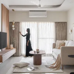A living room should feel like a warm embrace. In this modern minimalist home, I used a combination of warm wood, soft beige fabrics, and layered lighting to create an atmosphere that is stylish, welcoming, and perfect for family life.