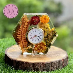 This hexagonal table clock is a miniature garden, preserving a variety of autumn-toned flowers and ferns. It's a beautiful piece of nature for your desk.